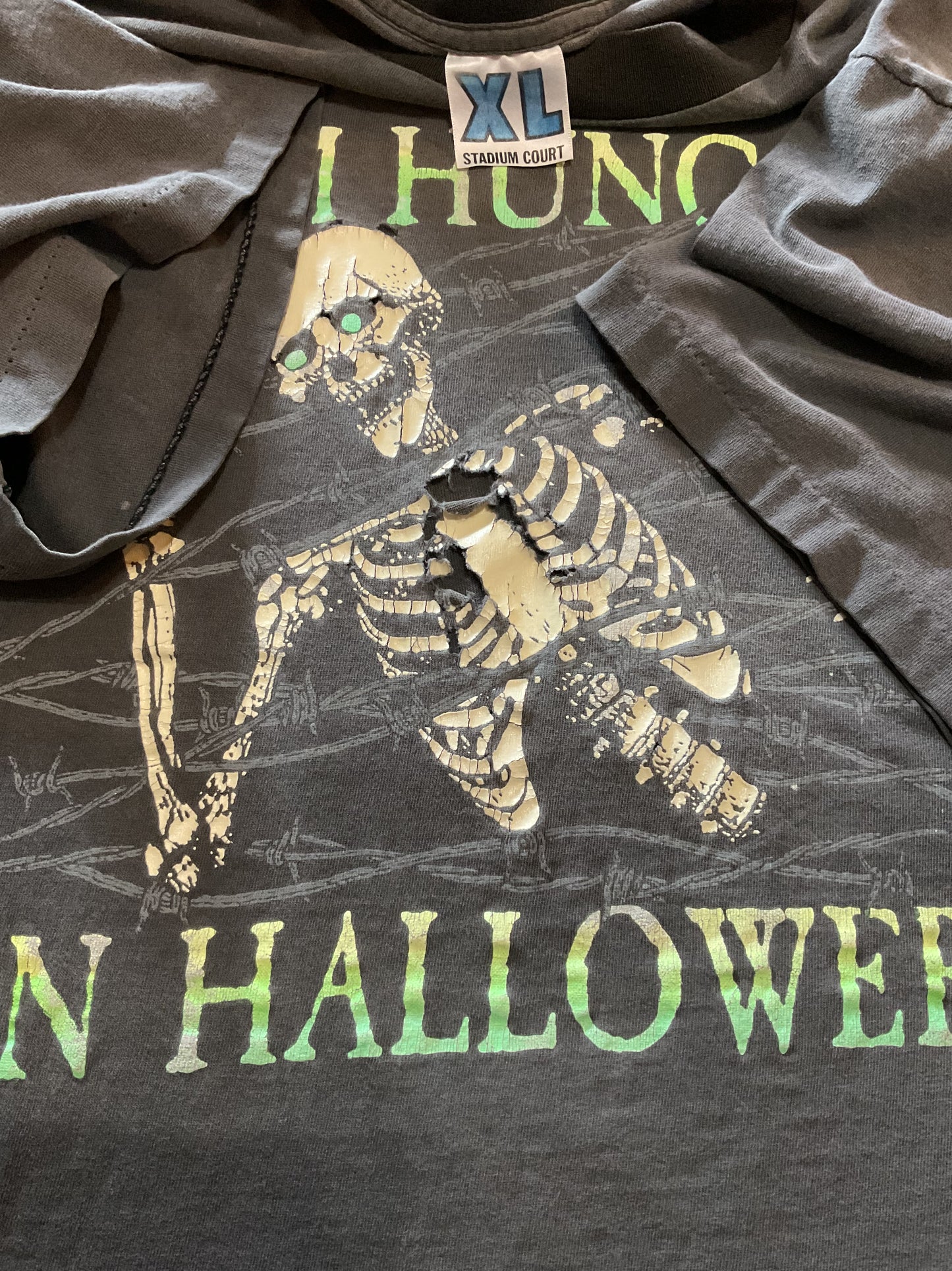 Distressed 1995 glow in the dark Hung Up On Halloween -XL