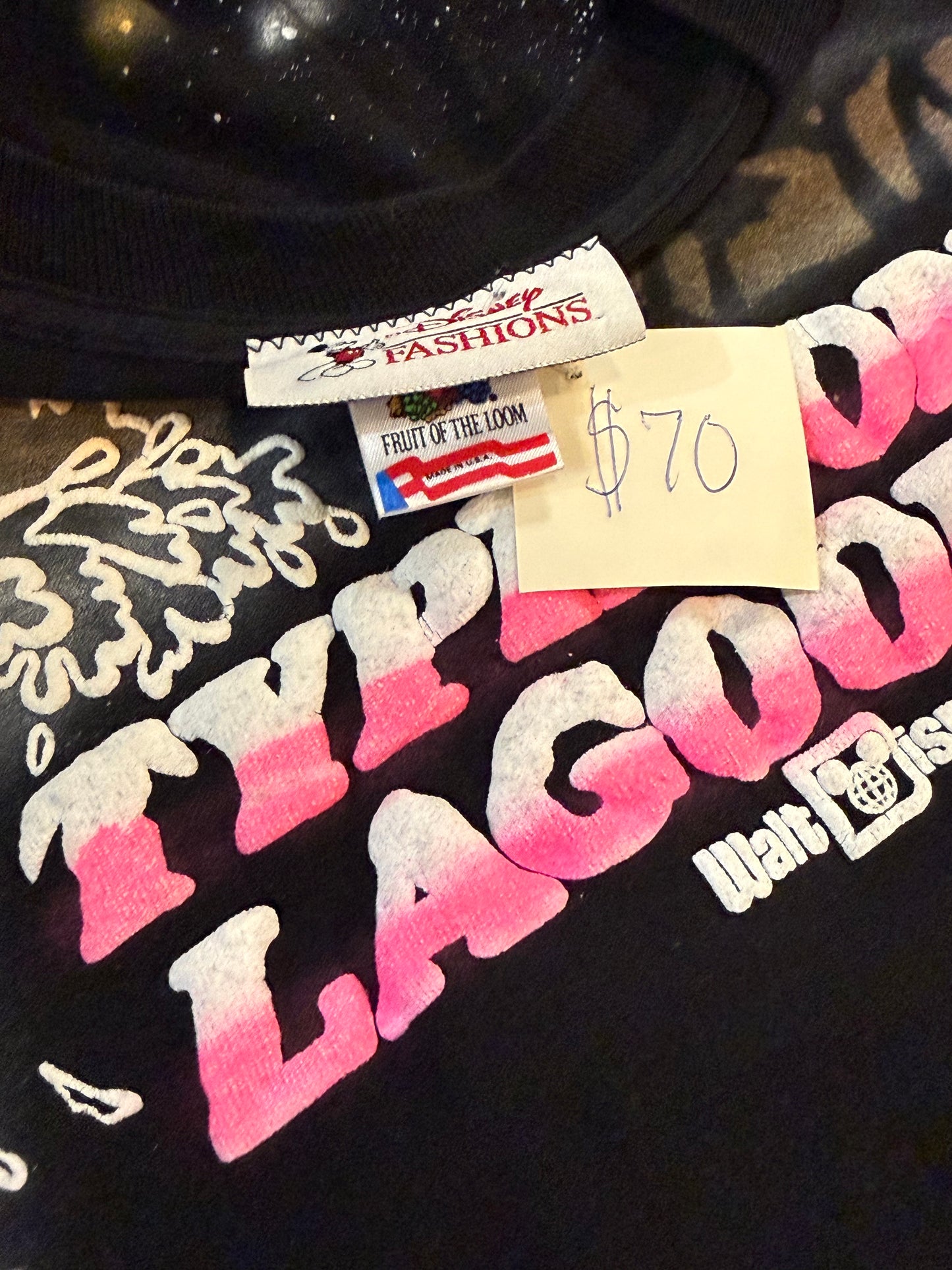 Vintage 90s Walt Disney
World Typhoon Lagoon
Puff Print AOP T-Shirt -XL