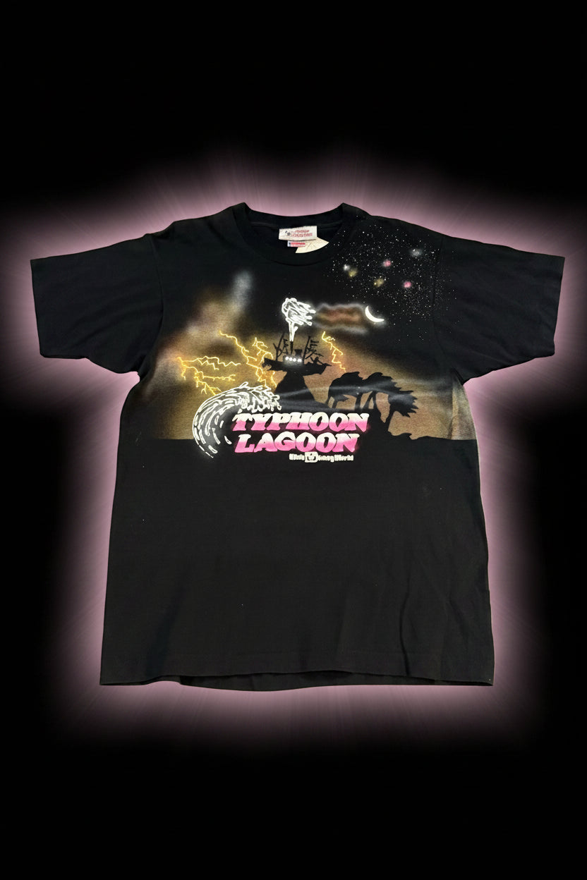 Vintage 90s Walt Disney
World Typhoon Lagoon
Puff Print AOP T-Shirt -XL